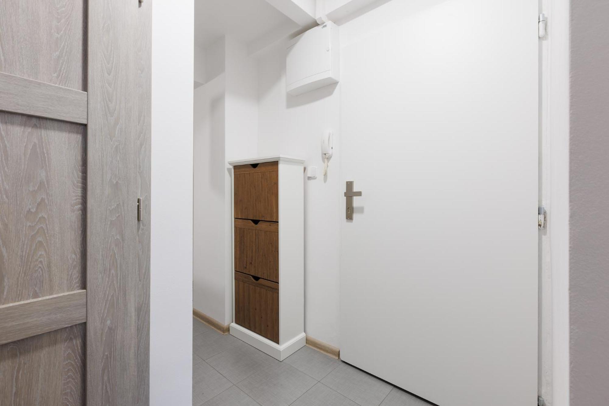 2 Bedrooms Near The Metro Apartment Prag